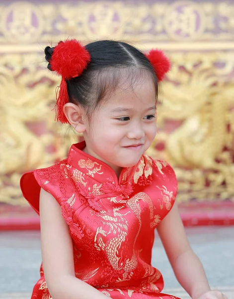 Uśmiechający Się Azjatycki Dziewczynka Cheongsam Festiwalu Tradycyjny Chiński Nowy Rok — Zdjęcie stockowe