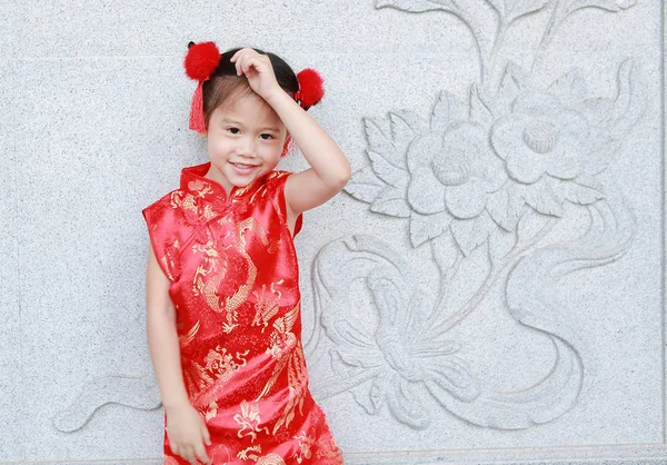 Sorrindo Pouco Asiático Menina Cheongsam Tradicional Chinês Ano Novo Festival — Fotografia de Stock