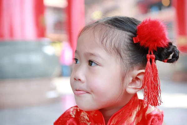 Close Rosto Sorrir Pouco Asiático Menina Cheongsam Respeitando Tradicional Chinês — Fotografia de Stock