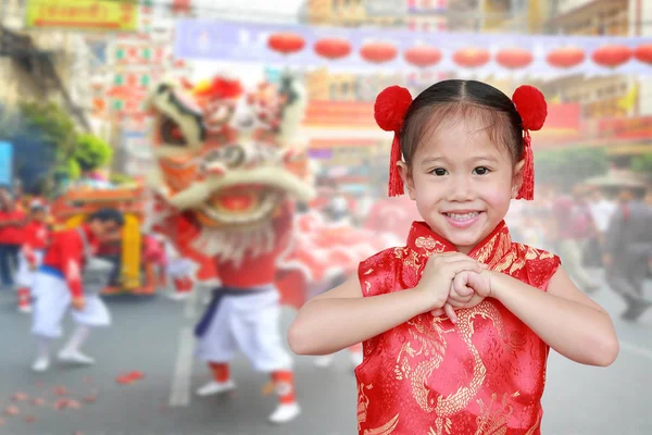 Aziatische Meisje Cheongsam Respecteren Traditionele Chinees Nieuwjaar Festival Chinese Achtergrond — Stockfoto