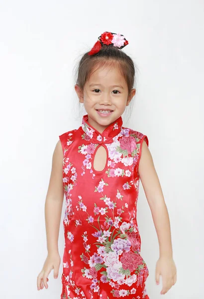 Sorrindo Pouco Asiático Menina Cheongsam Isolado Fundo Branco Durante Tradicional — Fotografia de Stock