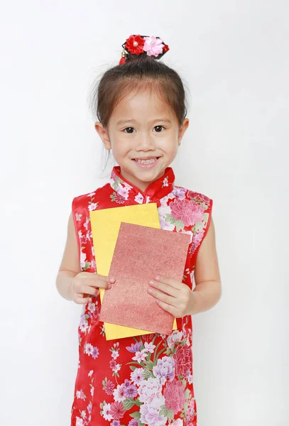 Heureuse Petite Fille Asiatique Tenant Enveloppe Rouge Sur Fond Blanc — Photo
