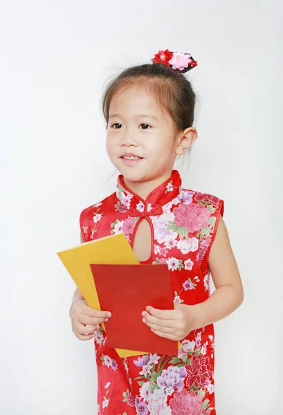 Feliz Pouco Ásia Criança Menina Segurando Ouro Vermelho Envelope Branco — Fotografia de Stock