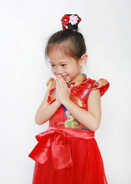 Sorrindo Menina Asiática Vestindo Cheongsam Vermelho Com Respeito Sawasdee Isolado — Fotografia de Stock