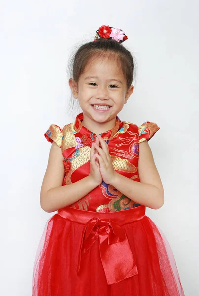 Sorrindo Menina Asiática Vestindo Cheongsam Vermelho Com Respeito Sawasdee Isolado — Fotografia de Stock