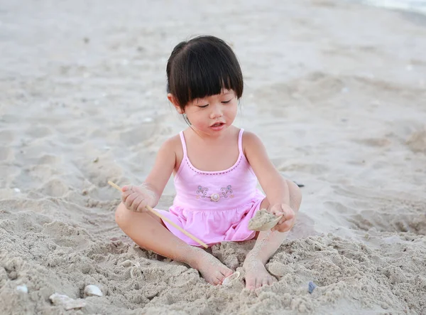 Portrait Kid Girl Playing Sand Beach — Stock Photo, Image