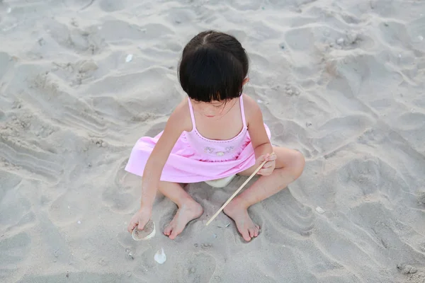 Portrait Kid Girl Playing Sand Beach — Stock Photo, Image