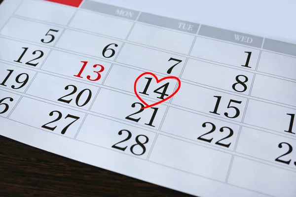 Stránka Kalendář Červenou Ruku Napsal Srdce Zvýraznění Února Svatého Valentýna — Stock fotografie