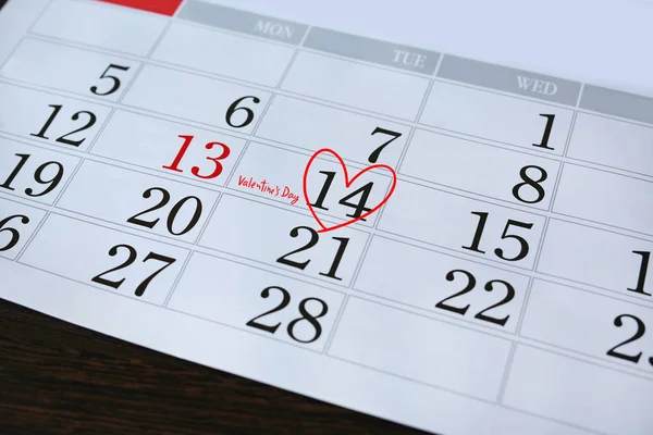 Pagina Calendario Con Una Mano Rossa Cuore Scritto Evidenziare Febbraio — Foto Stock