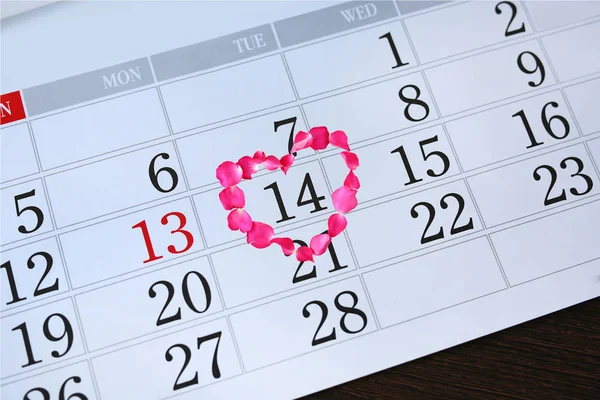 Page Calendrier Avec Pétales Roses Rose Forme Coeur Février Saint — Photo