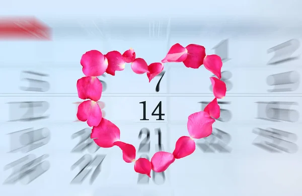 Page Calendrier Avec Pétales Roses Rose Forme Coeur Février Saint — Photo