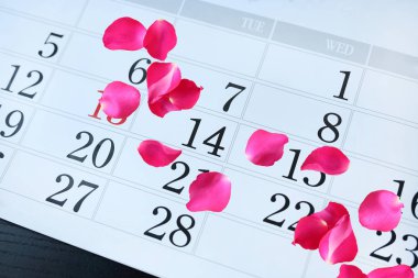 Pembe gül yaprakları etrafında 14 Şubat takvim içinde Sevgililer günü olduğunu.