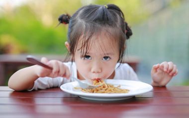 Küçük kız Japon yakisoba .erişte yiyorlar