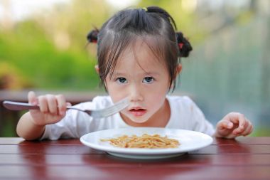 Küçük kız Japon yakisoba .erişte yiyorlar