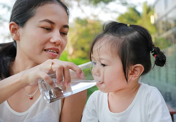 母亲给她的孩子一杯水 — 图库照片