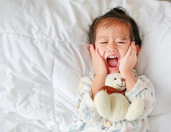 Schattig Klein Meisje Met Teddybeer Liggend Bed — Stockfoto