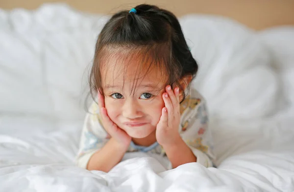 Ξαπλωμένος Στο Κρεβάτι Πρωί Χαριτωμένο Μικρό Κορίτσι — Φωτογραφία Αρχείου