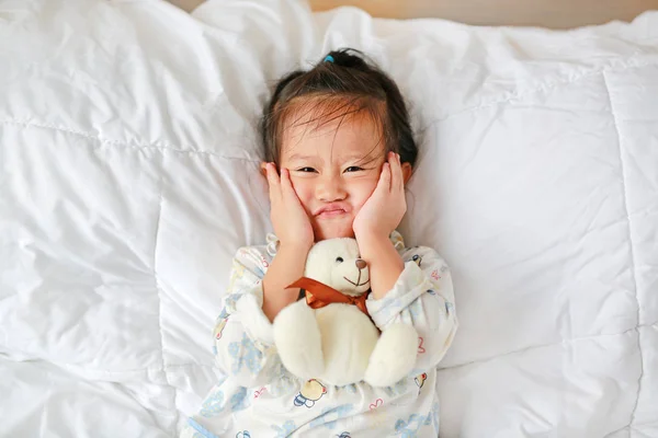 Grappig Gezicht Aziatisch Meisje Met Teddybeer Liggend Bed — Stockfoto