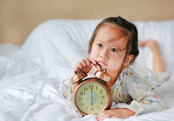 Schattig Meisje Wakker Ochtend Met Wekker Bed — Stockfoto