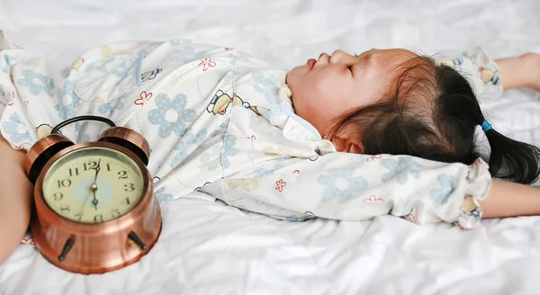 Gadis Kecil Yang Lucu Tidak Mau Bangun Pagi Hari — Stok Foto