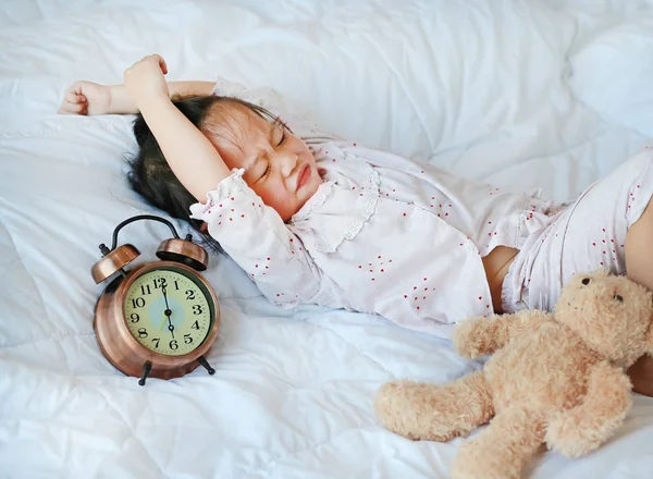 Cute Dziewczynka Chce Obudzić Się Rano — Zdjęcie stockowe