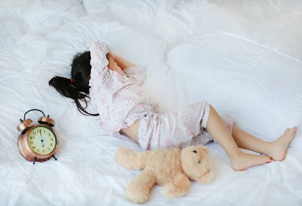 Gadis Kecil Yang Lucu Tidak Mau Bangun Pagi Hari — Stok Foto