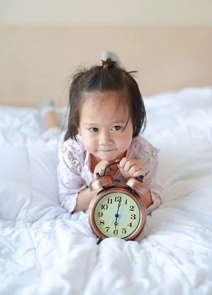 Schattig Meisje Wakker Ochtend Met Wekker Bed — Stockfoto