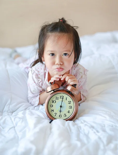 Schattig Klein Meisje Met Wekker Liggend Bed — Stockfoto