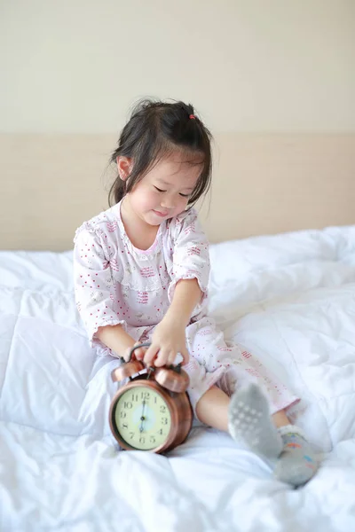 Schattig Klein Meisje Met Wekker Zittend Bed — Stockfoto