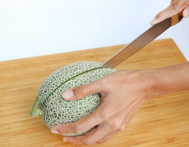 Tahtada kavun kesiyorum.