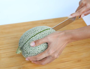 Tahtada kavun kesiyorum.