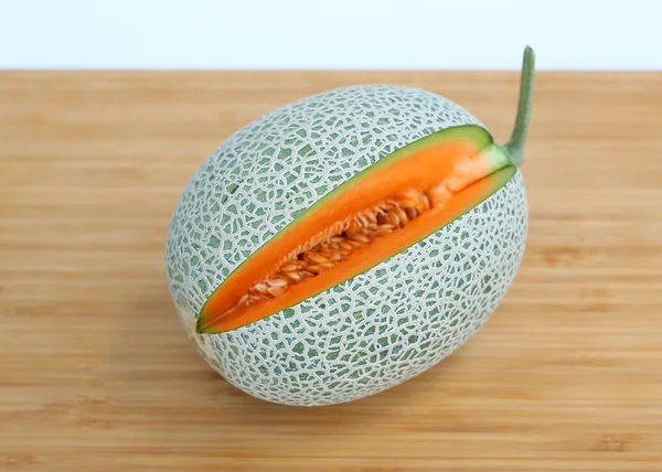 Melon Cantaloup Partiellement Coupé Sur Bois — Photo