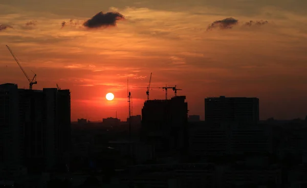 夕阳西下 夕阳西下 城中一片云彩 — 图库照片