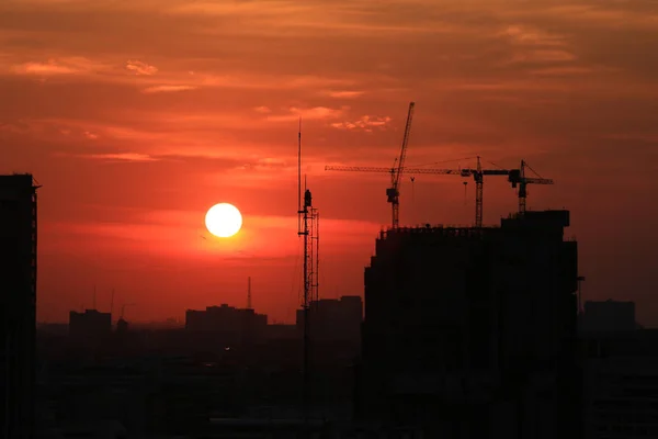 Akşam Günbatımı Bulutlar Arka Planda Şehir Merkezinde Gün Batımı Gökyüzü — Stok fotoğraf