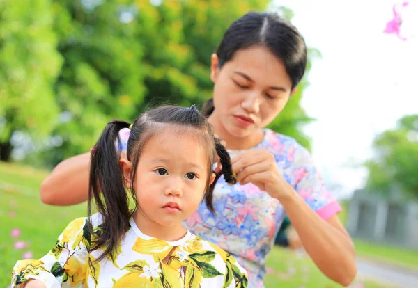 Annesi Kızının Saç Bağlama Portresi Bağlı Ponytails Kıllar — Stok fotoğraf