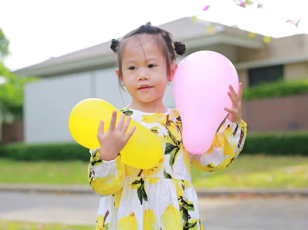 Niedliches Kleines Mädchen Das Luftballons Park Hält Lächelt Und Spaß — Stockfoto