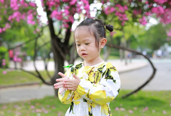 Cute Little Girl Playing Simple Propeller Rotate Hands Garden — Stock Photo, Image