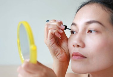 Siyah eyeliner yapma güzel kadın portresi. Güzellik kavramı.