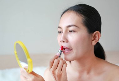 Ruj uygulama güzel kadın portresi. Güzellik kavramı.