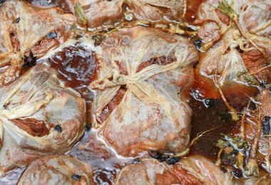 Çince otlar ile haşlanmış ince kumaş paketindeki haşlanmış Komposto domuz bacak.