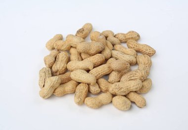 Beyaz arka plan üzerinde izole fıstık yığını. Soyulmamış fındık.