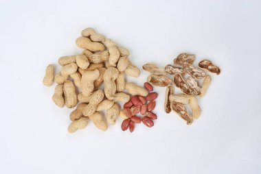 Fıstık ve beyaz arka plan üzerinde izole kabuk