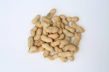 Beyaz arka plan üzerinde izole kabuk içinde fıstık