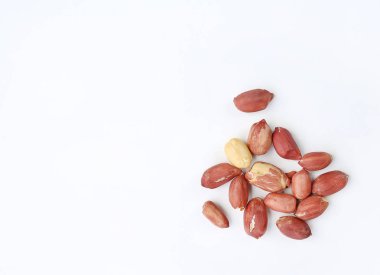 Fıstık beyaz arkaplanda izole edildi