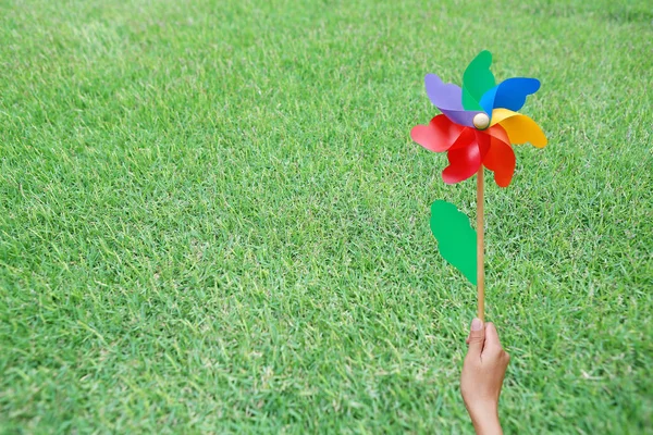 Mano Sosteniendo Pinwheel Colorido Jardín Con Espacio Copia —  Fotos de Stock