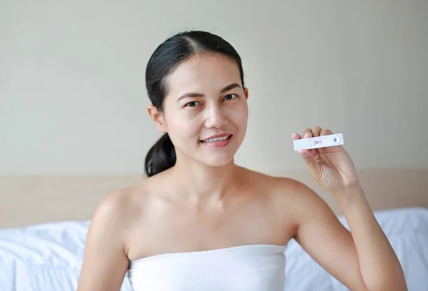 Mujer Feliz Con Prueba Embarazo —  Fotos de Stock