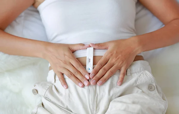 Žena Držící Pozitivní Těhotenský Test Její Dlani — Stock fotografie