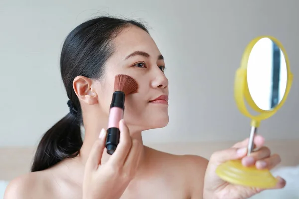 Skönhet Flicka Med Makeup Borste — Stockfoto