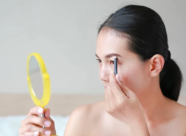 Hermosa Mujer Maquillaje Contorno Cejas Con Lápiz Cejas Concepto Belleza — Foto de Stock