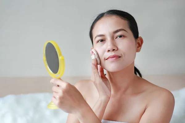 Belleza Mujer Asiática Aplicando Maquillaje Con Sponge Powder Puff Mujer — Foto de Stock